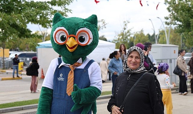 Kitapla denge oyunu fuara renk kattı