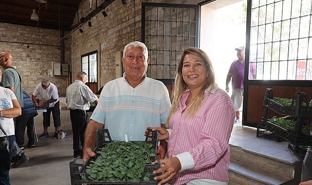 Urla’da üreticiye büyük destek: 120 bin kışlık sebze fidesi dağıtıldı